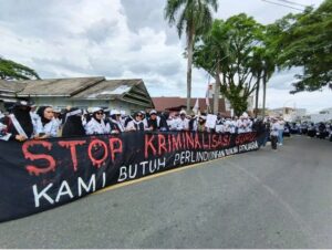 Urunan Rp20.000 per siswa untuk membantu guru honorer berakhir vonis Mahkamah Agung dan Pemberhentian Tidak Dengan Hormat, memicu aksi solidaritas guru di Luwu Utara.